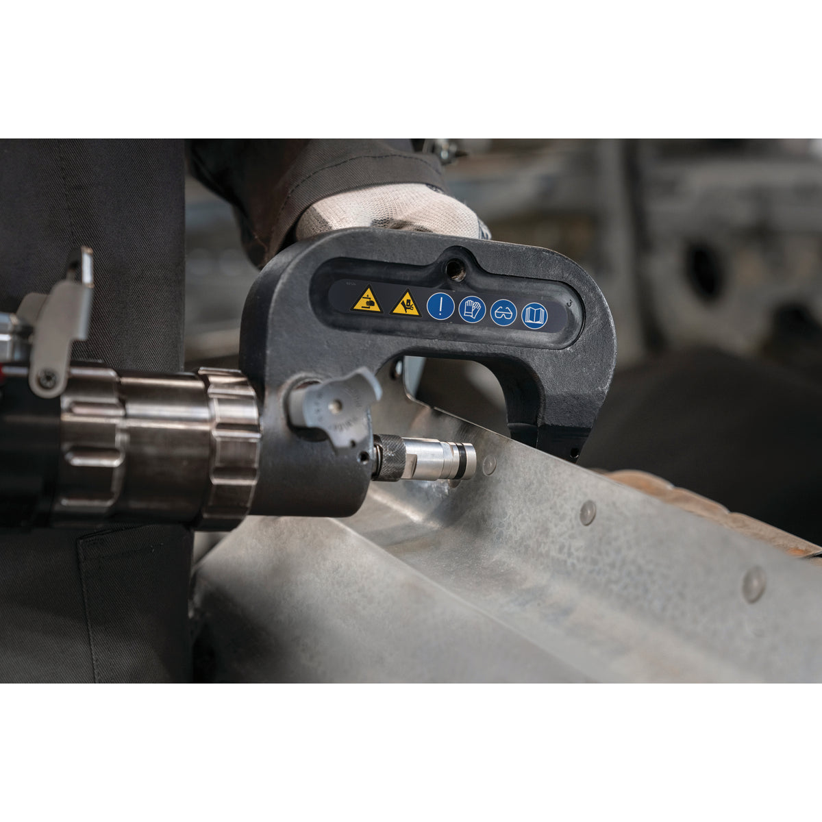 Gyspress 10T Rivet Tool on a vehicle panel